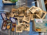 une table sur laquelle sont posées de nombreuses vieilles photos