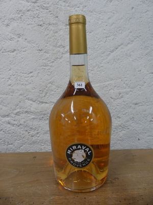 une bouteille de vin posée sur une table