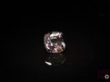 un diamant dans l'obscurité dont le reflet se dessine sur le sol
