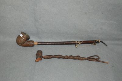 une pipe et une canne posées sur une table