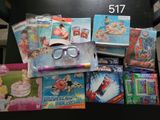 beaucoup de jouets et de livres pour enfants sur la table