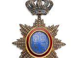 Gros plan sur une médaille surmontée d'une couronne