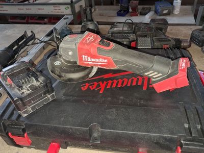 un outil sans fil posé sur une boîte à outils