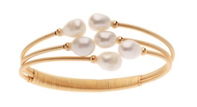 gros plan d'un bracelet avec des perles sur fond blanc