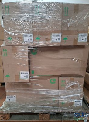 plusieurs boîtes sont empilées sur une palette