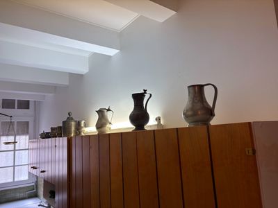 quelques vases sont posés sur une étagère dans une pièce
