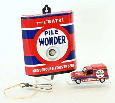 une petite voiture miniature à côté d'une boîte de « Pill Wonder »
