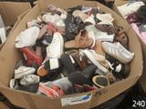 plusieurs paires de chaussures dans une boîte posée sur le sol