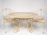 une image représentant une table et deux chaises avec un plateau en marbre