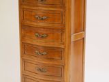 une image représentant une grande commode en bois sur fond blanc