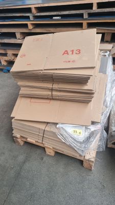 une pile de cartons posée sur une palette dans un entrepôt