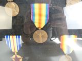 trois médailles exposées dans une vitrine