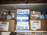 de nombreuses boîtes de masques posées sur une étagère