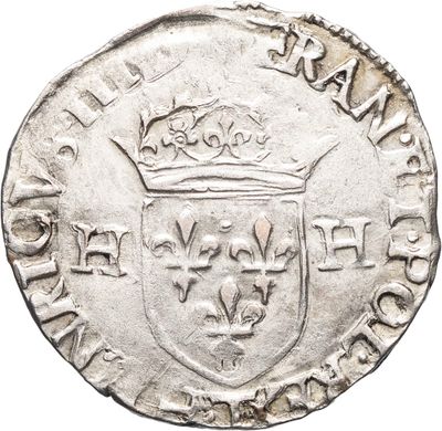 Gros plan sur une pièce d'argent ornée d'une couronne