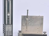 un objet métallique posé à côté d'un autre objet métallique