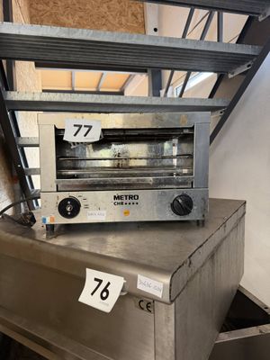 un four grille-pain posé sur une boîte en métal
