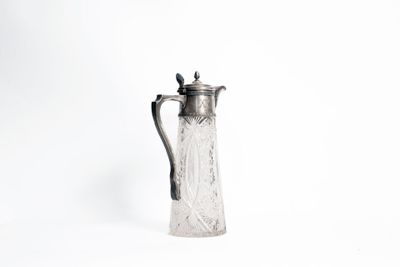 Elégante carafe en cristal taillé monté sur argent orné de m…