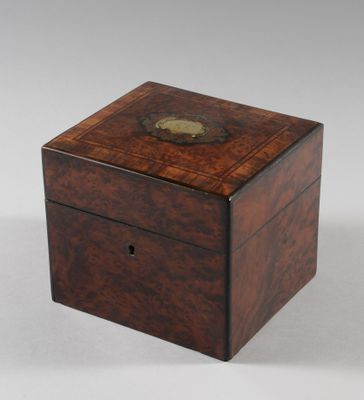 une boîte ancienne en bois avec une plaque en laiton sur le couvercle