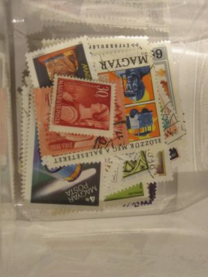 un sachet de timbres posé sur une table