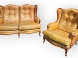 une paire de canapés et de fauteuils anciens en cuir sur fond blanc