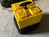une boîte de Lego jaune posée par terre à côté d'un clavier d'ordinateur