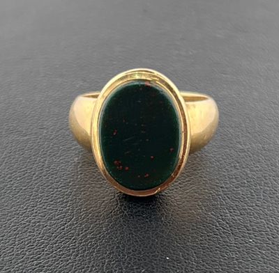 Bague en or jaune 750 millièmes sertie d'une plaque de jaspe…