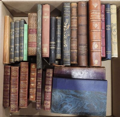 une boîte remplie de vieux livres posée sur une table