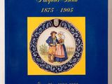 un livre bleu sur lequel figure la photo d'un homme et d'une femme