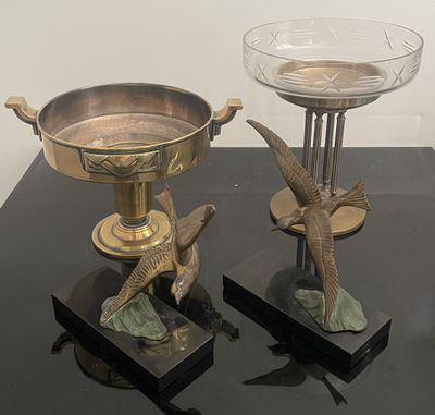 deux oiseaux posés sur une table