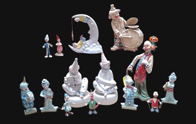 de nombreuses figurines de tailles et de formes variées sont exposées