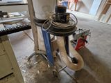 une machine placée au milieu d'une pièce