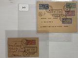 deux vieilles enveloppes exposées dans une vitrine