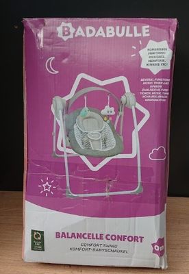 emballage d'un berceau pour bébé sur fond rose et sur fond noir