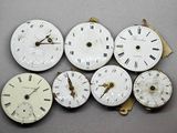 de nombreux types d'horloges différents posés sur la table