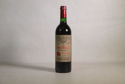 une bouteille de vin posée sur une table