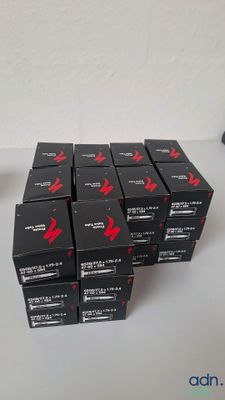 plusieurs boîtes de rouge à lèvres posées sur une table blanche