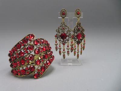 Bracelet et paire de pendant d'oreilles fantaisie en écrin.