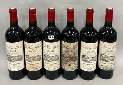 six bouteilles de vin rouge alignées