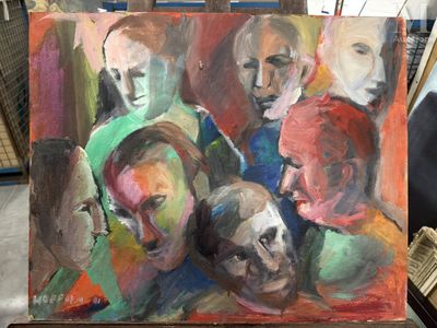 un tableau représentant un groupe de personnes posé sur un chevalet