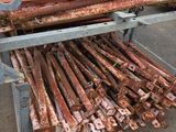 un gros tas de tiges métalliques rouillées posées sur une table