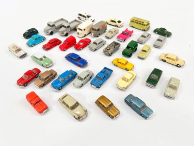 un grand nombre de voitures-jouets qui se trouvent sur la table