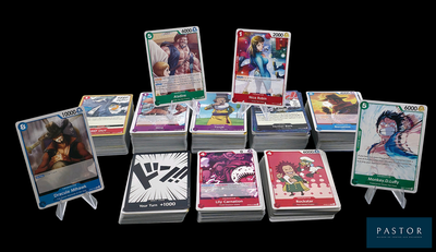 un lot de cartes posées sur une table