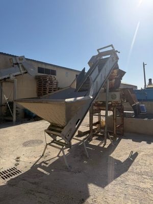l'image d'une machine posée dans la terre