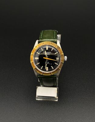 une image représentant une montre posée sur une surface noire