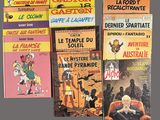 plusieurs livres sont empilés sur une table