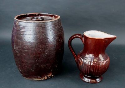 Pichet et vinaigrier en faïence à émail brun.