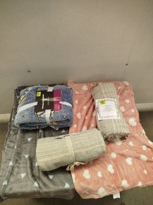 un lit recouvert de couvertures dans une chambre