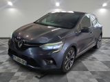 la voiture grise est garée sur un sol en damier dans le garage