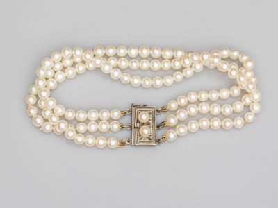 un collier de perles à trois rangs muni d'un fermoir