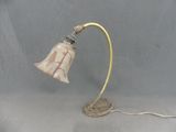 une lampe posée sur une table à côté d'un mur